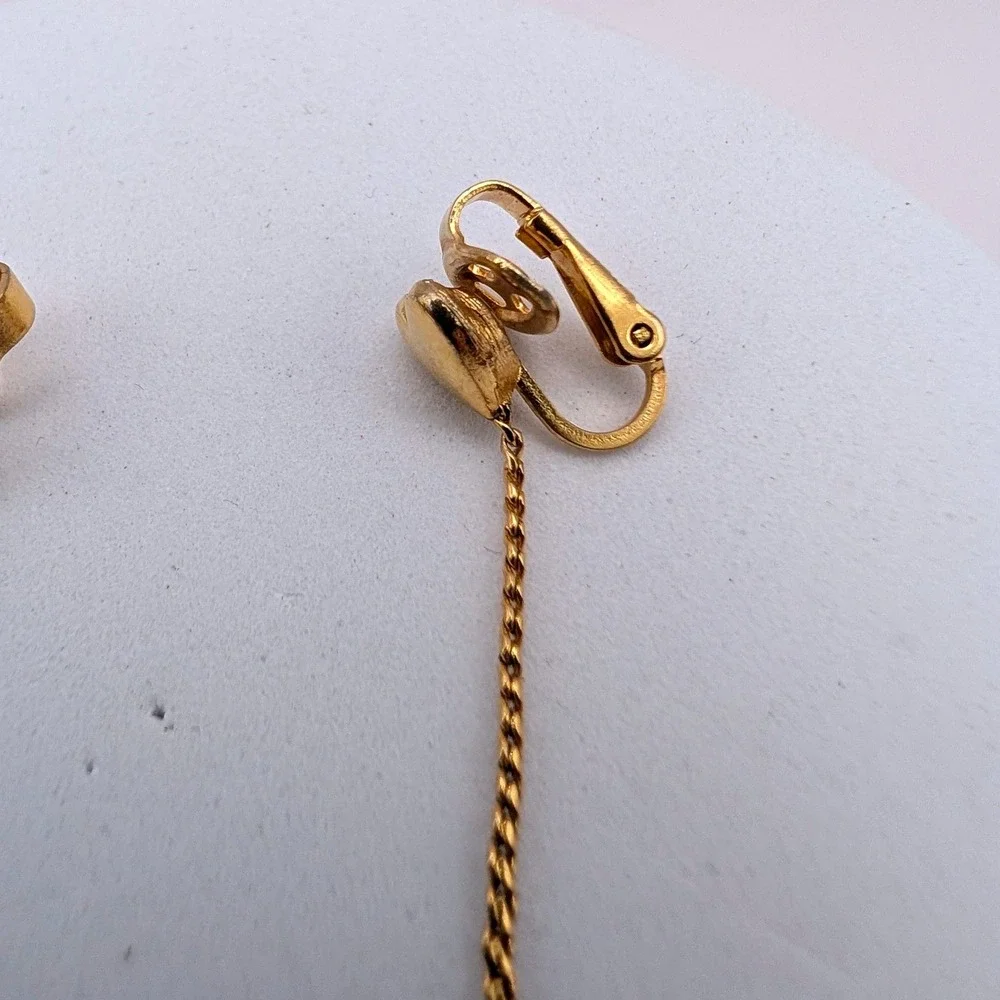 Vintage Trifari Gold Tone Double Heart Dangle Drop Clip On Earrings 3806